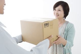 荷物を届けるドライバー